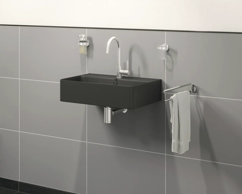 Salle de bains moderne avec lavabo noir, robinet, porte-serviettes et distributeur de savon