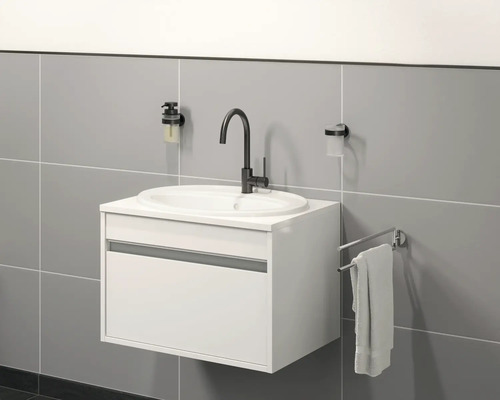 Salle de bains avec meuble sous-lavabo, robinet, distributeur de savon, gobelet à brosse à dents et porte-serviettes