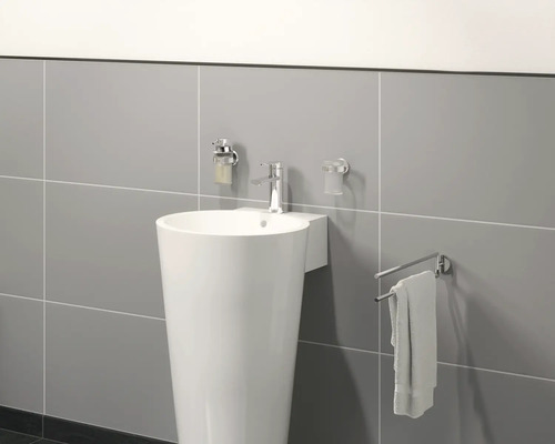 Salle de bains avec lavabo îlot, robinet, distributeur de savon, gobelet et porte-serviettes