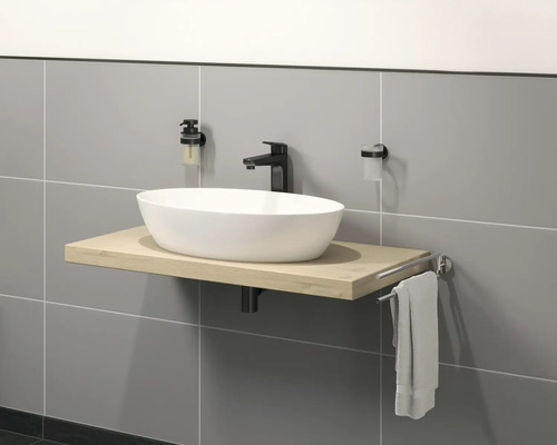 Salle de bains moderne avec lavabo, étagère, robinet, porte-serviettes, distributeur de savon et gobelet pour brosse à dents