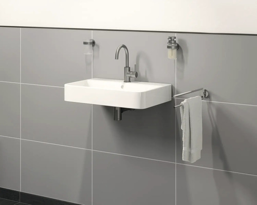 Lavabo de salle de bain avec robinet, serviette et distributeur de savon