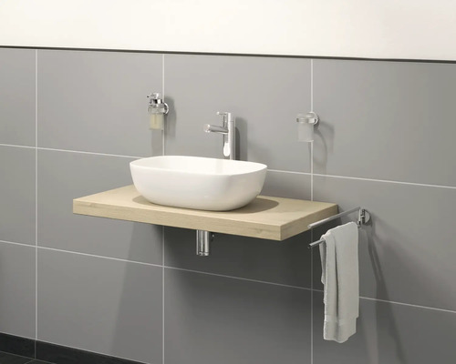 Salle de bain moderne avec lavabo, robinet, distributeur de savon, gobelet à brosse à dents et porte-serviettes