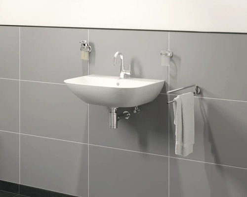 Salle de bains avec lavabo, robinet, porte-serviettes, distributeur de savon et porte-gobelet