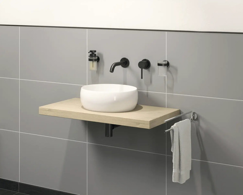 Modernes Badezimmer mit Aufsatzwaschbecken, Armatur, Seifenspender und Handtuchhalter