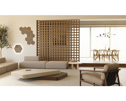 Salon avec canapé, table, séparation de pièce en bois et panneaux muraux décoratifs