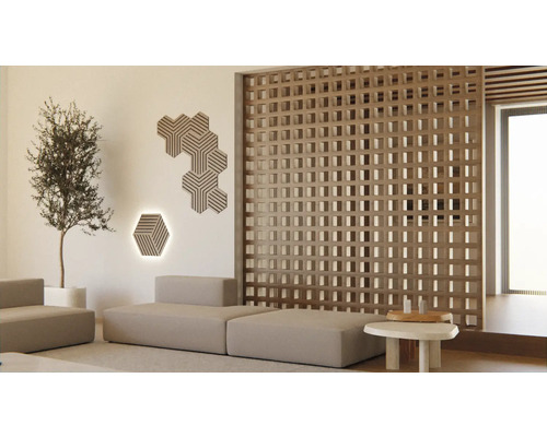 Pièce lumineuse avec panneau mural en bois, coin salon et éléments muraux décoratifs