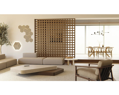 Salon avec canapé, fauteuil, table, panneau de bois et décoration