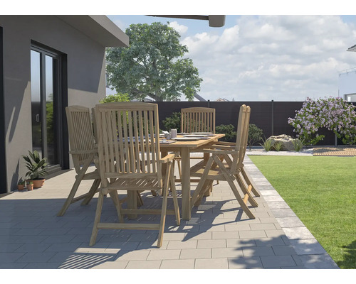 Gartenszene mit Holztisch und Stühlen auf einer Terrasse