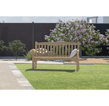 Garten mit einer Holzbank, Rasenfläche und Zaun
