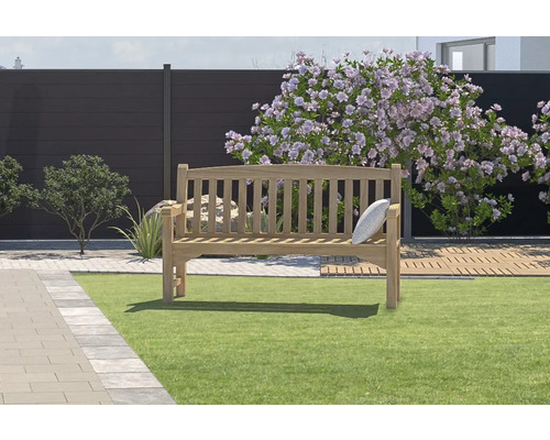 Garten mit einer Holzbank, Rasenfläche und Zaun