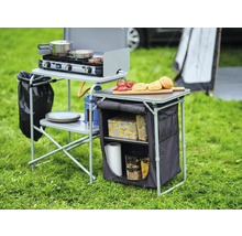 Cuisine de camping avec plaque de cuisson, surfaces de rangement et espace de stockage à l''extérieur.