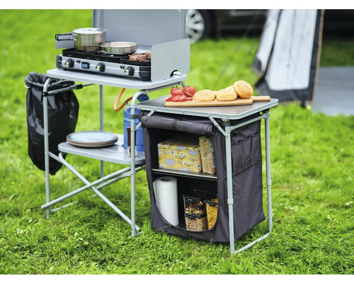 Cuisine de camping avec plaque de cuisson, surfaces de rangement et espace de stockage à l''extérieur.