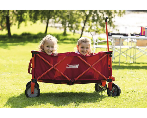Chariot Coleman avec deux enfants sur une pelouse