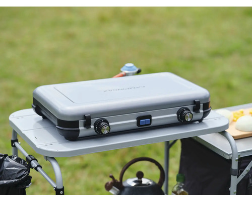 Réchaud à gaz Campingaz sur une table de camping