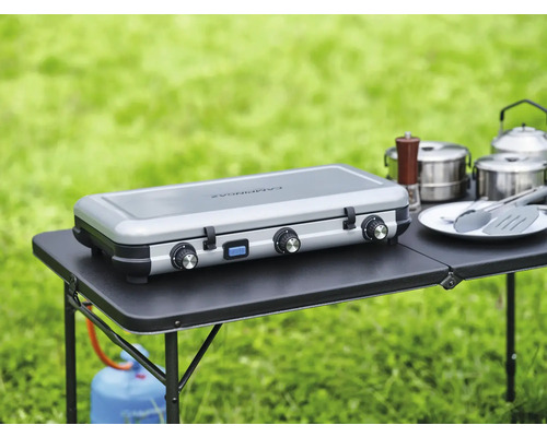 Réchaud de camping avec cartouche de gaz sur une table