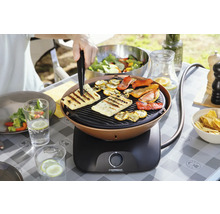 Barbecue de camping avec légumes et halloumi sur une table à l''extérieur.