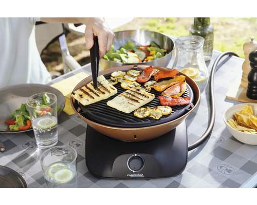 Barbecue de camping avec légumes et halloumi sur une table à l''extérieur.