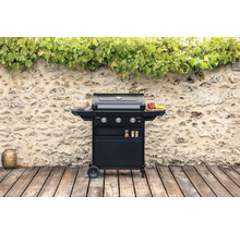 Dunkler Gasgrill mit drei Brennern auf einer Holzterrasse