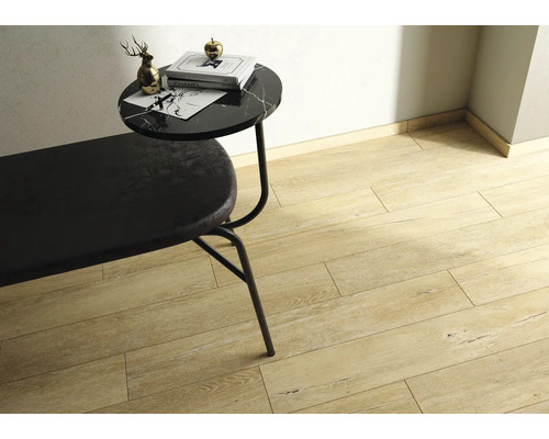 Carrelage de sol aspect bois avec banc et petite table