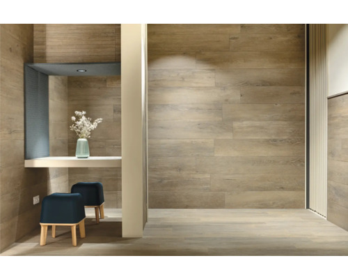 Espace de plain-pied avec carrelage imitation bois au mur et au sol, étagère, décoration et tabourets