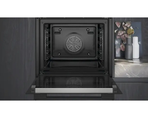 Geöffneter Backofen mit Innenraumbeleuchtung und Lüfter