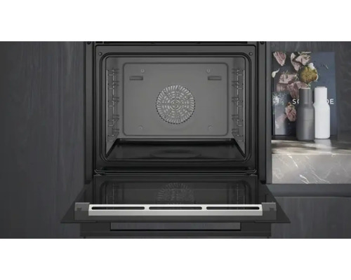 Geöffneter Backofen mit Umluftfunktion in einer modernen Küche.