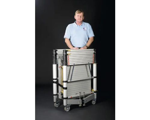 Échafaudage roulant plié avec une personne appuyée dessus.