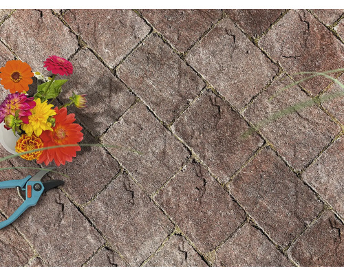 Pavés avec bouquet de fleurs et sécateur