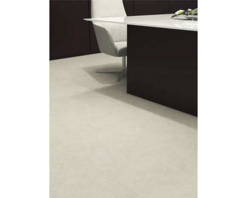 Sol clair avec carrelage dans une pièce avec îlot de cuisine