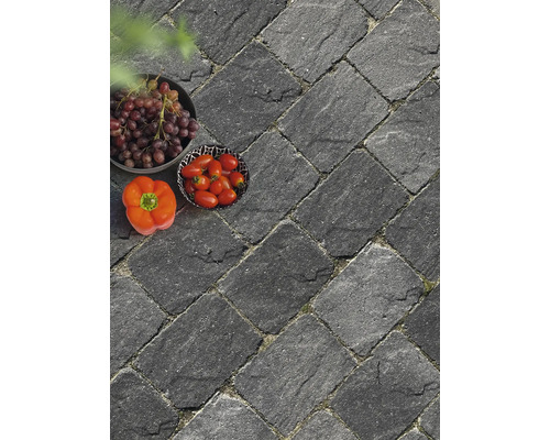 Pose de pavés à l''extérieur avec des légumes