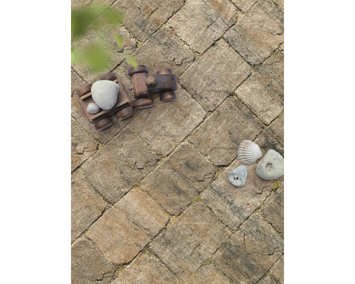 Pavés autobloquants avec jouets en bois et pierres