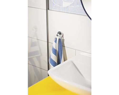 Handtuchhalter mit Handtuch in einem Badezimmer