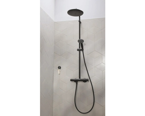 Système de douche avec douchette de tête et douchette à main monté sur une barre de douche