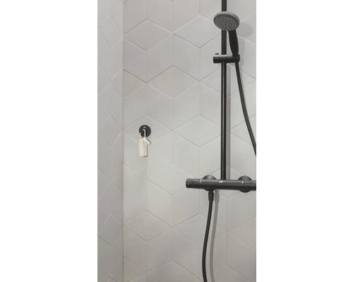 Robinet de douche avec carrelage mural géométrique dans la salle de bain