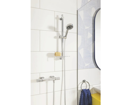 Ensemble de douche avec douchette à main et mitigeur thermostatique dans la salle de bain