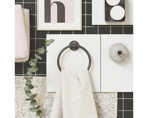 Gros plan d''une salle de bain avec un anneau porte-serviettes et une serviette