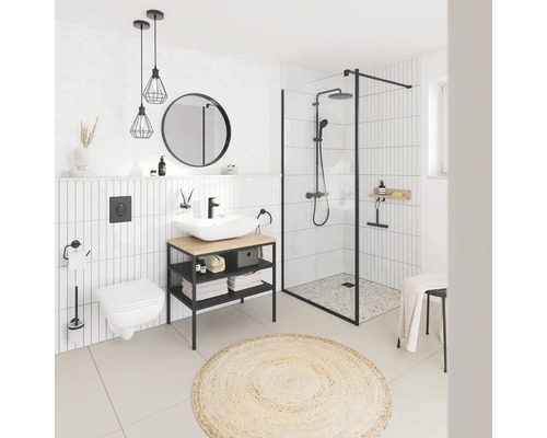 Salle de bains moderne avec douche, lavabo, miroir et toilettes dans un design clair