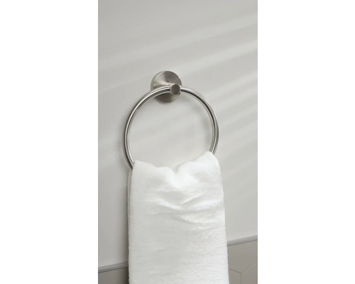 Anneau porte-serviette avec une serviette sur un mur