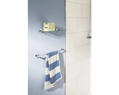 Salle de bain avec porte-serviettes, serviette et étagère en verre