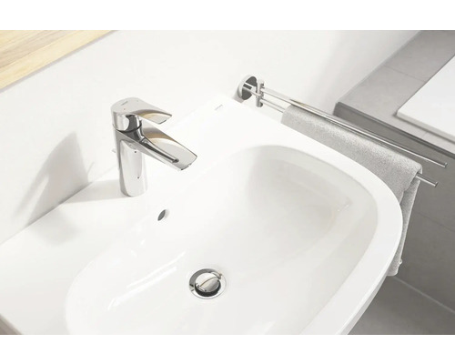 Lavabo blanc avec robinet et porte-serviettes