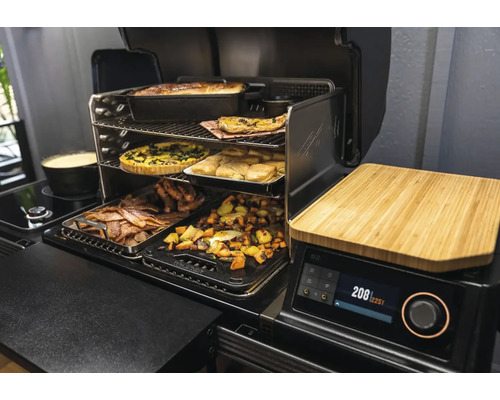 Image complexe d''un fumoir à plusieurs niveaux avec différents plats tels que du bacon, des légumes, des gratins et des quiches