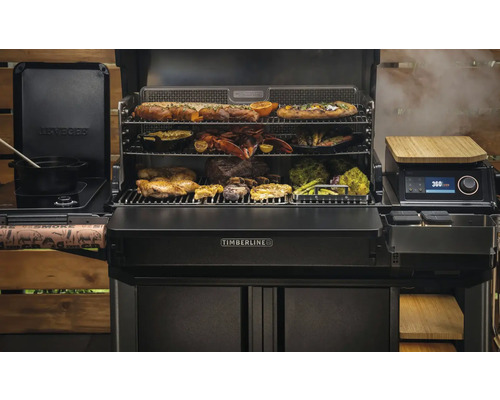 Grill Traeger Timberline avec divers aliments tels que viande, légumes et fruits de mer sur les grilles