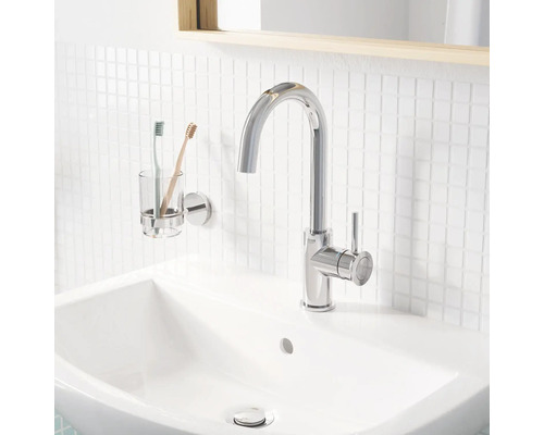 Lavabo de salle de bain avec robinet et porte-brosse à dents