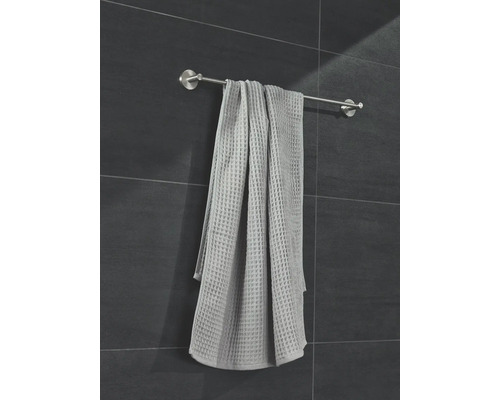 Porte-serviettes avec serviette sur un mur carrelé