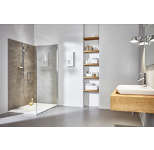 Helles Badezimmer mit Dusche, Waschbecken und Regalen