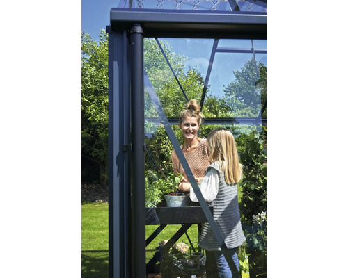 Gewächshaus mit Personen bei der Gartenarbeit