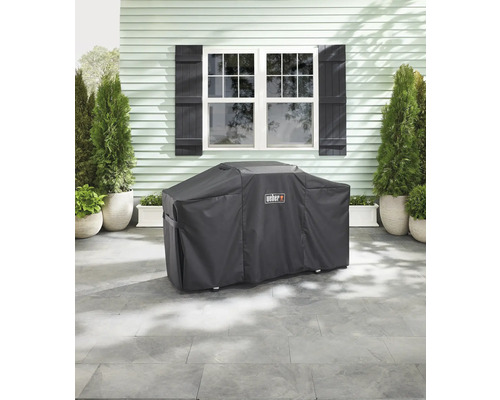Weber Grill Abdeckung auf einer Terrasse vor einem Haus