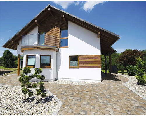 Vue extérieure d''une maison moderne avec allée pavée et jardin