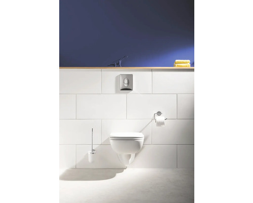 Salle de bains moderne avec WC suspendu, brosse de toilette et porte-papier toilette