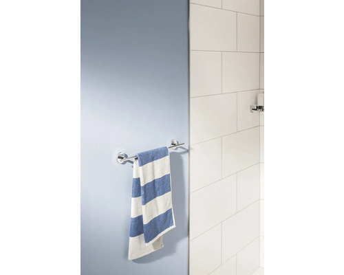 Porte-serviettes avec serviette dans la salle de bains